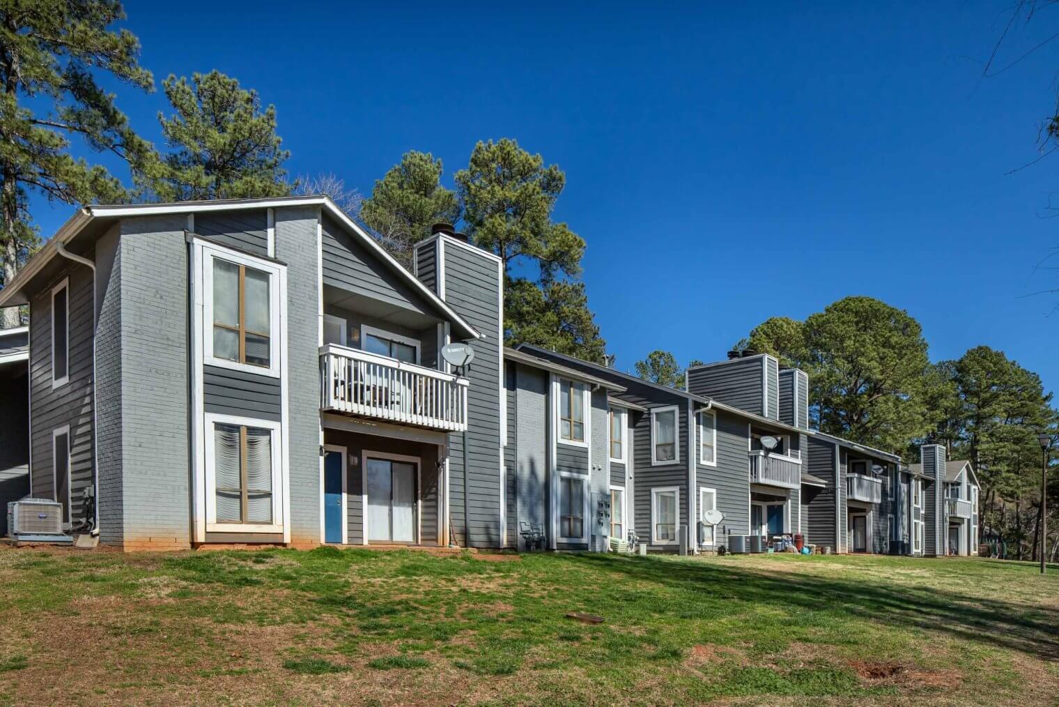 exterior of midwood gardens apartments stone mountain
