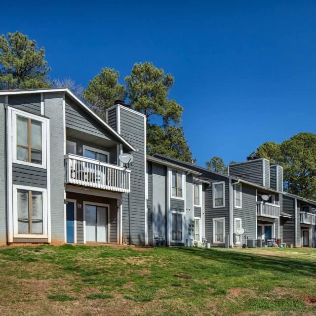 exterior of midwood gardens apartments stone mountain