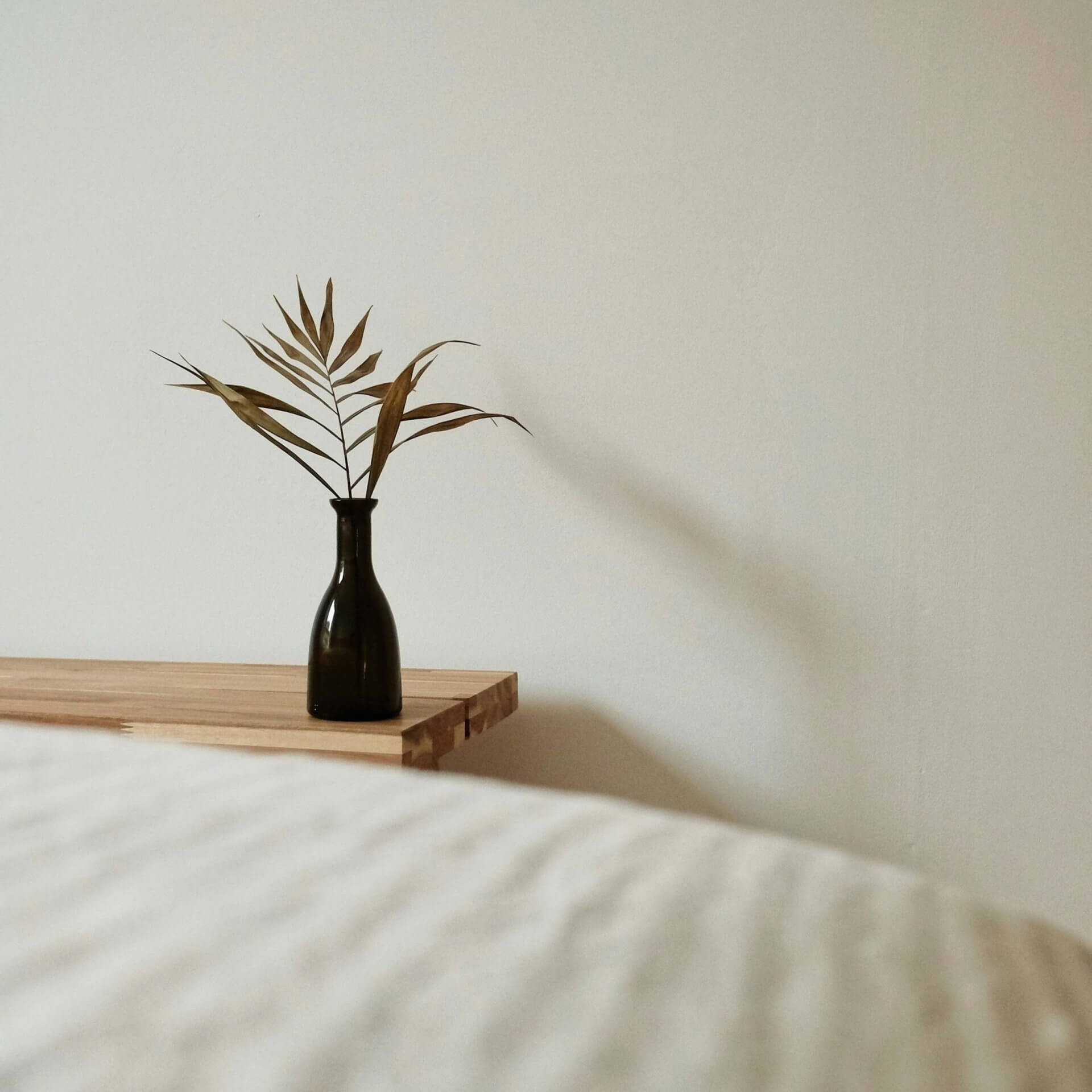 a vase in a bedroom at stone mountain apartments Midwood Gardens