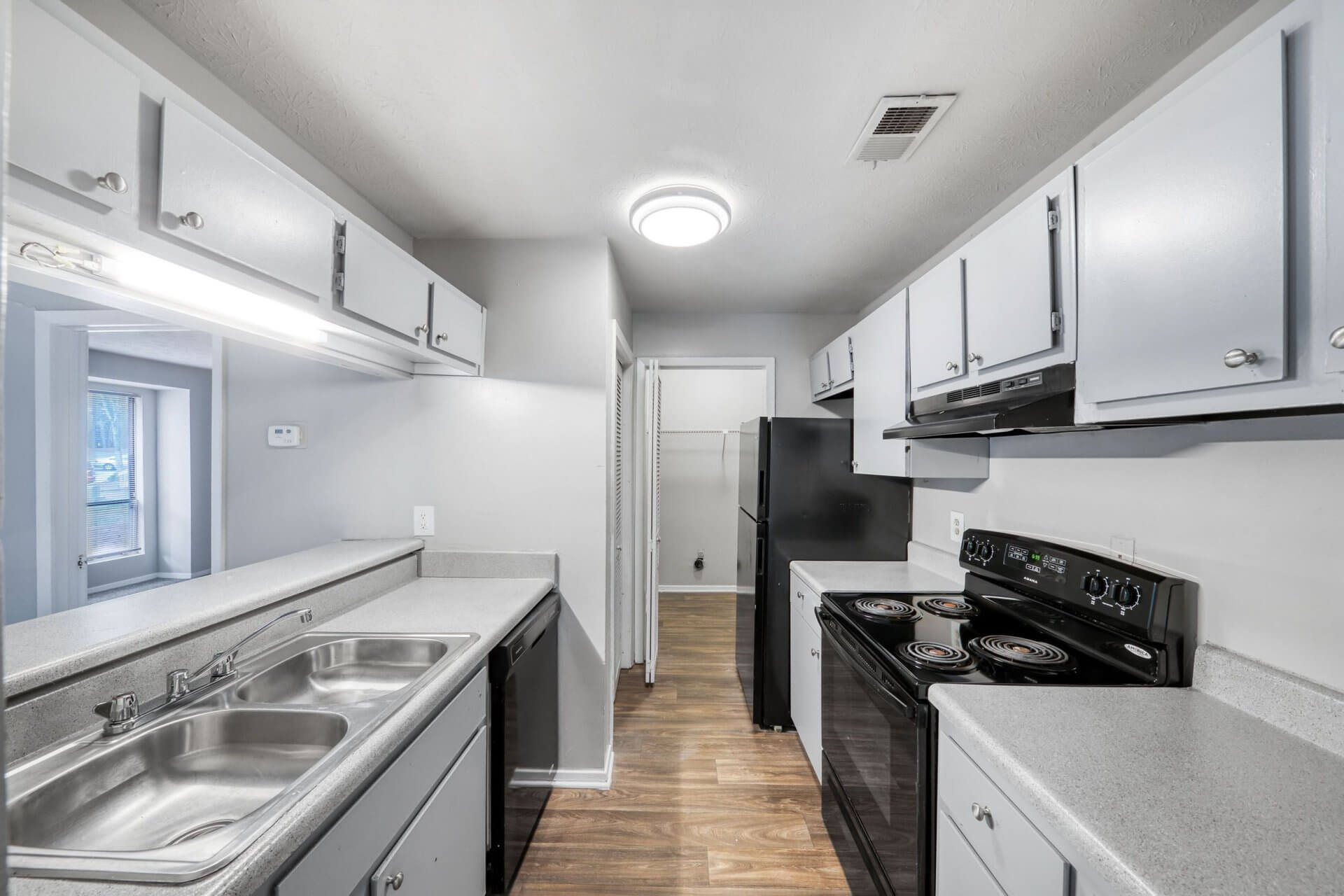 kitchen at pet-friendly midwood gardens stone mountain ga apartments